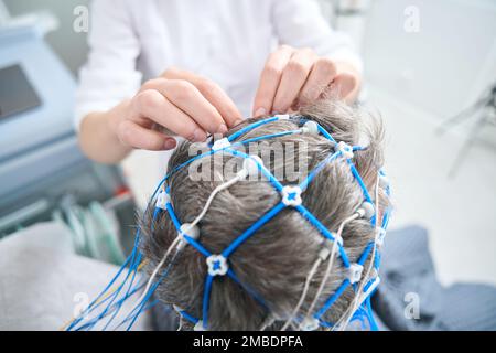 L'homme aux cheveux gris subit un contrôle à l'hôpital Banque D'Images