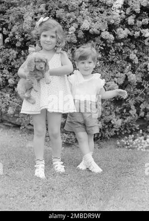 Javits, Benjamin, enfants de, avec chien, debout à l'extérieur, 1933 juillet. Banque D'Images