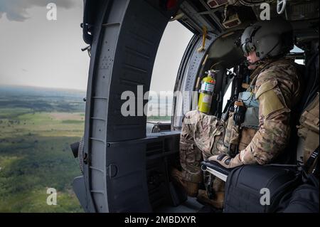 Le Sgt principal Scott Spangler, 920th, surintendant de l'aviateur de mission spéciale du Groupe des opérations, balaye le sol lors d'une compétition de tir de dinde à la chaîne aérienne du parc Avon, en Floride, au 14 juin 2022. Au cours de la compétition, les membres de l'équipage ont concouru sur des compétences telles que l'emploi d'armes d'avion, le ravitaillement en vol d'hélicoptère, la navigation dégradée, la recherche dégradée et le hissage confiné. Banque D'Images