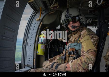 Le Sgt principal Scott Spangler, 920th Superintendant de l'aviateur de mission spéciale du Groupe des opérations, pose pour une photo lors d'une compétition de tir de dinde à la chaîne aérienne Avon Park, Floride, 14 juin 2022. Au cours de la compétition, les membres de l'équipage ont concouru sur des compétences telles que l'emploi d'armes d'avion, le ravitaillement en vol d'hélicoptère, la navigation dégradée, la recherche dégradée et le hissage confiné. Banque D'Images