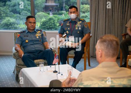 Corps des Marines indonésien Brig. Le général TNI (Mar) Y. Rudy Sulistyanto, à gauche, et le colonel Wijaya Dididiet Hendra, personnel expert en coopération militaire, participent à une réunion bilatérale à la huitième itération du Symposium des dirigeants amphibies du Pacifique à Tokyo, au Japon, au 14 juin 2022. LES PAS consistent en des discussions et des présentations qui facilitent un dialogue constructif sur les principaux aspects des opérations amphibies, du développement des capacités, de la réponse aux crises et de l'interopérabilité. Le symposium de cette année a réuni des hauts dirigeants de 18 délégations participantes qui sont engagées au faire Banque D'Images