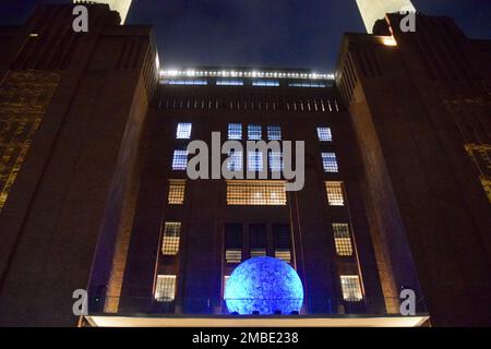 Londres, Angleterre, Royaume-Uni. 20th janvier 2023. « Moonburn » par Stichting Barstow lors du festival lumière de cette année, à l'extérieur de la centrale électrique de Battersea. (Credit image: © Vuk Valcic/ZUMA Press Wire) USAGE ÉDITORIAL SEULEMENT! Non destiné À un usage commercial ! Crédit : ZUMA Press, Inc./Alay Live News Banque D'Images