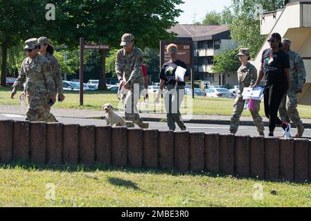 Les participants à la dix-septième édition de l’événement Walk in their Shoes du Conseil du patrimoine afro-américain approchent de la ligne d’arrivée à la base aérienne de Spangdahlem, en Allemagne, au 15 juin 2022. Le dix-septième jour, également connu sous le nom de Journée de la liberté ou Journée de l'émancipation, est une fête américaine honorant le patrimoine afro-américain. Banque D'Images