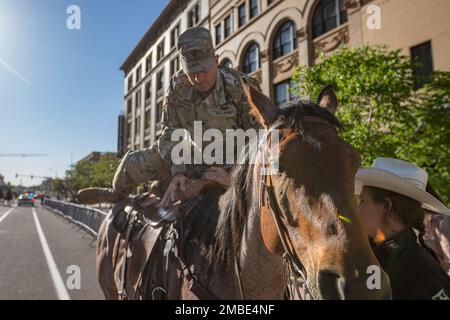 Colonel Nate Springer, commandant, États-Unis La garnison militaire fort Carson monte un cheval pendant le petit-déjeuner annuel de l'Ouest, à 15 juin 2022, au centre-ville de Colorado Springs, Colorado. Springer a roulé sur un cheval pour conduire des cavaliers à travers la ville avec la Garde de couleur montée de fort Carson. Banque D'Images