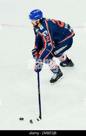 Mannheim, Allemagne. 20th janvier 2023. Hockey sur glace: DEL, Adler Mannheim - EHC Red Bull München, Hauptrunde, Matchday 44, SAP Arena. Nicolas Krämmer de Mannheim joue le palet. Credit: Uwe Anspach/dpa/Alamy Live News Banque D'Images