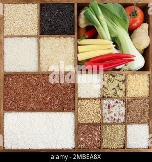 Assortiment de riz dans une boîte en bois rustique avec des légumes d'ingrédients asiatiques Banque D'Images