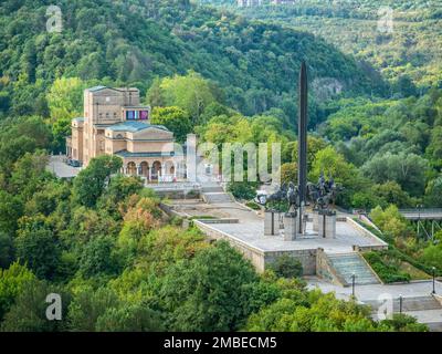 Vue d'en haut avec la galerie d'art de l'État Boris Denev et le monument à la dynastie Assen deux principales attractions touristiques à Veliko Tarnovo, Bulgarie Banque D'Images