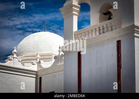 La mission espagnole, San Xavier del bac, construite en 1797 et toujours près de Tucson, Arizona. Banque D'Images