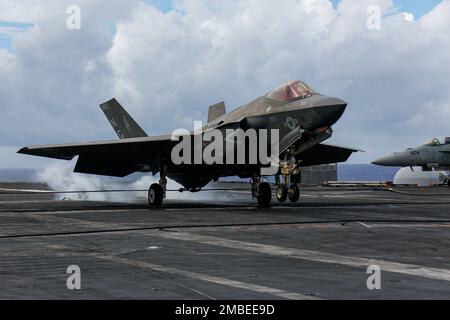 MER DES PHILIPPINES (15 juin 2022) un F-35C Lightning II, affecté au 'Chevalier noir' de l'escadron d'attaque de chasseurs marins (VMFA) 314, fait un atterrissage arrêté sur le pont de vol du porte-avions de la classe Nimitz USS Abraham Lincoln (CVN 72). Abraham Lincoln Strike Group est en cours de déploiement prévu dans la zone d'exploitation de la flotte américaine 7th afin d'améliorer l'interopérabilité par le biais d'alliances et de partenariats tout en servant de force de réaction prête à l'emploi pour soutenir une région libre et ouverte d'Indo-Pacifique. Banque D'Images