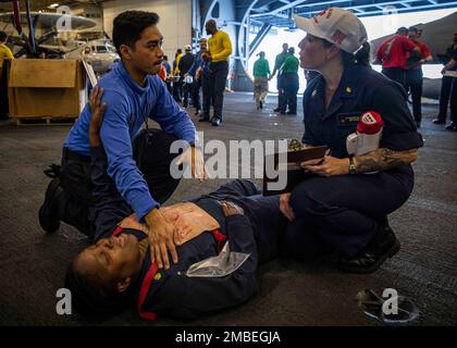 220615-N-SY758-2015 marins DE L'OCÉAN ATLANTIQUE (15 juin 2022) affectés au porte-avions de la classe Nimitz USS George H.W. Bush (CVN 77), tendent à un patient avant le transport pendant un exercice de masse de victimes, 15 juin 2022. Le George H.W. Bush Carrier Strike Group (CSG) est en cours d'achèvement d'un exercice de certification visant à accroître l'interopérabilité et la capacité de combat aux États-Unis et dans les pays alliés avant un déploiement futur. Le George H.W. Bush CSG est un système d'armes de combat intégré qui offre une capacité de combat supérieure pour dissuader, et si nécessaire, vaincre les adversaires de l'Amérique en faveur de la SEC nationale Banque D'Images