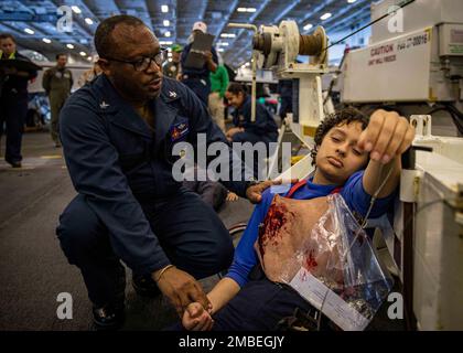 220615-N-SY758-2054 marins DE L'OCÉAN ATLANTIQUE (15 juin 2022) affectés au porte-avions de la classe Nimitz USS George H.W. Bush (CVN 77), tendent à un patient avant le transport pendant un exercice de masse de victimes, 15 juin 2022. Le George H.W. Bush Carrier Strike Group (CSG) est en cours d'achèvement d'un exercice de certification visant à accroître l'interopérabilité et la capacité de combat aux États-Unis et dans les pays alliés avant un déploiement futur. Le George H.W. Bush CSG est un système d'armes de combat intégré qui offre une capacité de combat supérieure pour dissuader, et si nécessaire, vaincre les adversaires de l'Amérique en faveur de la SEC nationale Banque D'Images