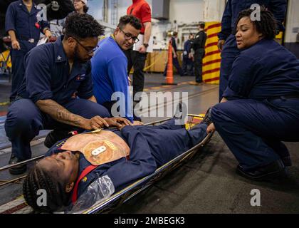 220615-N-SY758-2143 marins DE L'OCÉAN ATLANTIQUE (15 juin 2022) affectés au porte-avions de la classe Nimitz USS George H.W. Bush (CVN 77), tendent à un patient avant le transport pendant un exercice de masse de victimes, 15 juin 2022. Le George H.W. Bush Carrier Strike Group (CSG) est en cours d'achèvement d'un exercice de certification visant à accroître l'interopérabilité et la capacité de combat aux États-Unis et dans les pays alliés avant un déploiement futur. Le George H.W. Bush CSG est un système d'armes de combat intégré qui offre une capacité de combat supérieure pour dissuader, et si nécessaire, vaincre les adversaires de l'Amérique en faveur de la SEC nationale Banque D'Images