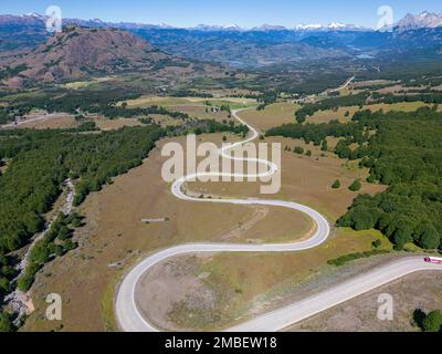 Vue aérienne des routes sinueuses du point de vue Mirador Cerro Castillo en Patagonie, Chili Banque D'Images