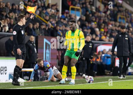 Daryl Dyke #12 de West Bromwich Albion réagit après avoir fouillé Charlie Taylor #3 de Burnley pendant le match du championnat Sky Bet Burnley vs West Bromwich Albion à Turf Moor, Burnley, Royaume-Uni, 20th janvier 2023 (photo de Phil Bryan/News Images) Banque D'Images