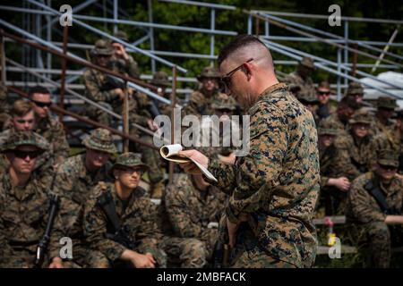 Casernes Marines avec la compagnie Alpha et la compagnie de garde a mené M240B mitrailleuses et l'équipe de soutien de l'incendie en direct à la base du corps des Marines Quantico, Virginie, 15 juin 2022. La gamme consistait à s'entraîner avec la mitrailleuse M240B, tout en supprimant le feu et en refusant à l'ennemi d'établir des positions de tir pour ses équipements de soutien au feu. La formation hone les capacités de Marines comme une équipe qui est capable de répondre à une crise ou une éventualité. Banque D'Images