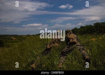 Casernes Marines avec la compagnie Alpha et la compagnie de garde a mené M240B mitrailleuses et l'équipe de soutien de l'incendie en direct à la base du corps des Marines Quantico, Virginie, 15 juin 2022. La gamme consistait à s'entraîner avec la mitrailleuse M240B, tout en supprimant le feu et en refusant à l'ennemi d'établir des positions de tir pour ses équipements de soutien au feu. La formation hone les capacités de Marines comme une équipe qui est capable de répondre à une crise ou une éventualité. Banque D'Images