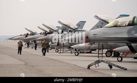 Les faucons de combat F-16 appartenant à l'escadron de combat 35th, à la base aérienne de Kunsan, en République de Corée, sont préparés pour une sortie d'entraînement par des aviateurs de l'unité de maintenance des aéronefs 35th dans le cadre de l'exercice du drapeau rouge 22-2 à la base aérienne d'Eielson, en Alaska, au 14 juin 2022. Connu sous le nom de « Pantons », le FS 35th joue des rôles de contrôle aérien et spatial et d'application de la force, y compris des missions de contre-air, d'attaque stratégique, d'interdiction et de soutien en plein air. Il utilise une gamme complète d'ordnance de précision, peut fonctionner jour ou nuit et dans toutes les conditions météorologiques. L'exercice du drapeau rouge a été établi en 1975 Banque D'Images