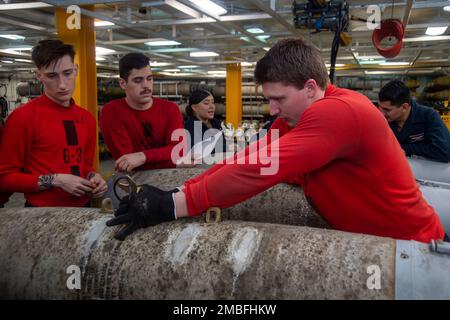 220615-N-YX844-1145 LES marins DE LA MER DES PHILIPPINES (15 juin 2022) assemblent des munitions dans un magazine d'armes à bord des États-Unis Le seul porte-avions de la Marine, le USS Ronald Reagan (CVN 76), déployé à l’avant, pendant le Valiant Shield 2022 (VS22). VS22 est un exercice biennal de formation sur le terrain (FTX) exclusivement aux États-Unis, axé sur l'intégration de la formation conjointe dans un environnement multidomaine. Cette formation renforce les compétences du monde réel dans le maintien des forces mondiales en détectant, localisant, suivant et engageant des unités en mer, dans les airs, sur terre et dans le cyberespace en réponse à une gamme de zones de mission. Banque D'Images