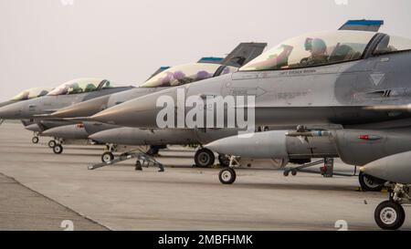 Les pilotes attendent l'autorisation de prendre un taxi pour le décollage de leur Faucon de combat F-16 appartenant à l'escadron de combat 35th de la base aérienne de Kunsan, République de Corée, dans le cadre de l'exercice du drapeau rouge 22-2 à la base aérienne d'Eielson, Alaska, 14 juin 2022. Connu sous le nom de « Pantons », le FS 35th joue des rôles de contrôle aérien et spatial et d'application de la force, y compris des missions de contre-air, d'attaque stratégique, d'interdiction et de soutien en plein air. Il utilise une gamme complète d'ordnance de précision, peut fonctionner jour ou nuit et dans toutes les conditions météorologiques. L'exercice du drapeau rouge a été établi en 1975 et sert d'advanc de deux semaines Banque D'Images