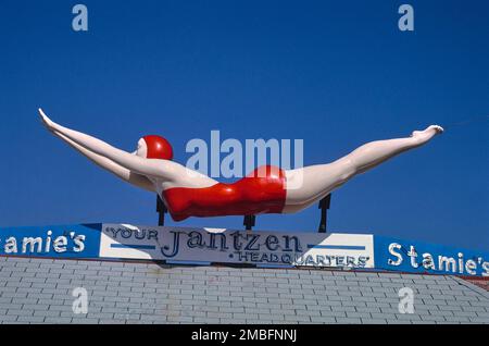 Femme en fibre de verre plongeur dans un costume de bain rouge, Jantzen, Stamie's Smart Beach, Daytona Beach, Floride, USA, John Margolies Roadside America Photograph Archive, 1990 Banque D'Images