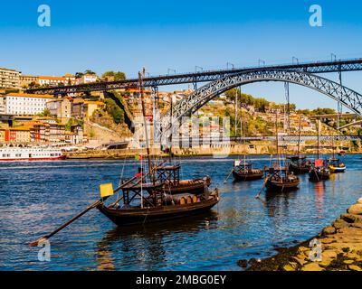 Vue imprenable sur Porto, avec ses bateaux typiques sur les rives du Douro et le pont Dom Luis I en arrière-plan, Portugal Banque D'Images