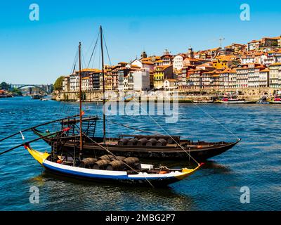 Vue incroyable sur Porto, avec ses maisons colorées et ses bateaux typiques sur les rives du Douro, Portugal Banque D'Images