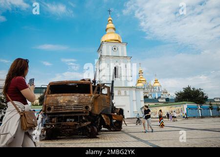 KIEV, UKRAINE - 13 AOÛT 2022 : les gens regardent le véhicule militaire russe détruit sur la place Mykhailivska Banque D'Images