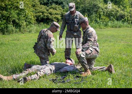 Le Sgt Christopher Maldonado, affecté à la 510th Compagnie des ressources humaines, Bataillon des troupes de soutien de la division 10th, Brigade de soutien de la division 10th des montagnes, instruit les soldats de 510th RH comment traiter une victime, 15 juin 2022, pendant l'entraînement d'évacuation médicale de la compagnie à fort Drum, New York. Banque D'Images