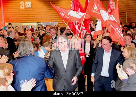 Mannheim, Allemagne. 20th janvier 2023. Thorsten Riehle (M), candidat du SPD au poste de maire, est accueilli par les membres du parti à l'occasion de sa nomination lors de la conférence du SPD. Crédit : Dieter Leder/dpa/Alay Live News Banque D'Images