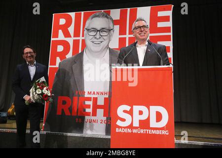 Mannheim, Allemagne. 20th janvier 2023. Thorsten Riehle (r), candidat du SPD au poste de maire, parle à côté de son mari Markus Schwarz-Riehle après sa nomination. Crédit : Dieter Leder/dpa/Alay Live News Banque D'Images