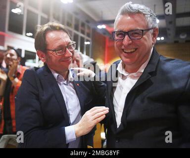 Mannheim, Allemagne. 20th janvier 2023. Thorsten Riehle (r), candidat du SPD au poste de maire, est félicité par son mari Markus Schwarz-Riehle à la suite de sa nomination. Crédit : Dieter Leder/dpa/Alay Live News Banque D'Images