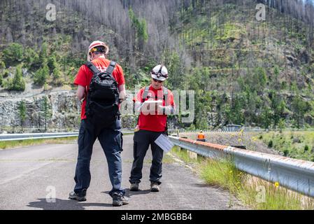 Steve Wyrembelski (à gauche), ingénieur géotechnique principal du district de Walla Walla, aux États-Unis Le corps des ingénieurs de l’armée, et Alex Hammond, directeur du programme de sécurité du barrage du district de Walla Walla, effectuent une inspection du barrage de la rivière bleue, exploité par le district de Portland du corps, à 15 juin, au cours d’un exercice régional d’intervention en cas de tremblement de terre dans la zone de subduction de Cascadia. Wyrembelski et Hammond ont été transportés par hélicoptère de Walla Walla aux barrages Cougar et Blue River du district de Portland, situés à environ 38 milles à l’est d’Eugene, en Oregon, pour inspecter les structures en tant que membres d’une évaluation locale des dommages de cinq personnes Banque D'Images