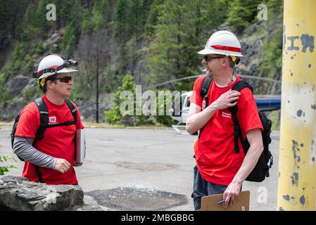 Steve Wyrembelski (à droite), ingénieur géotechnique principal du district de Walla Walla, aux États-Unis Le corps des ingénieurs de l’armée, et Alex Hammond, directeur du programme de sécurité du barrage du district de Walla Walla, arrivent sur place pour une inspection au barrage de Blue River, exploité par le district de Portland du corps, à 15 juin, lors d’un exercice régional de réaction au tremblement de terre dans la zone de subduction de Cascadia. Wyrembelski et Hammond ont été transportés par hélicoptère de Walla Walla aux barrages Cougar et Blue River du district de Portland, situés à environ 38 milles à l’est d’Eugene, en Oregon, pour inspecter les structures en tant que membres d’un dommage local de cinq personnes a Banque D'Images