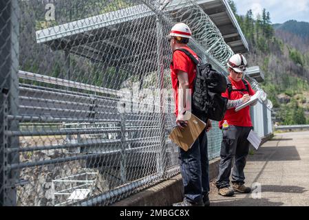 Alex Hammond (arrière), directeur du programme de sécurité du barrage au district de Walla Walla, États-Unis Le corps des ingénieurs de l’armée, et Steve Wyrembelski (premier plan), ingénieur géotechnique principal du district de Walla Walla, effectuent une inspection du barrage de la rivière bleue, exploité par le district de Portland, à 15 juin, au cours d’un exercice régional de réponse au séisme de la zone de subduction de Cascadia. Hammond et Wyrembelski ont été transportés par hélicoptère de Walla Walla aux barrages Cougar et Blue River du district de Portland, situés à environ 38 milles à l’est d’Eugene, en Oregon, pour inspecter les structures en tant que membres d’un dommage local de cinq personnes Banque D'Images