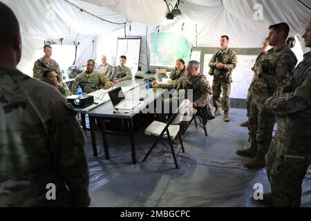 Les soldats affectés aux bataillons de soutien au combat de 495th et 198th, de la Garde nationale de l'armée du Montana et de l'Illinois, reçoivent un mémoire lors de la réunion de transition de l'autorité pour la mission de transport du bois, 15 juin 2022, à Custer, Dakota du Sud. Timber Haul a fourni du bois, du carburant et de l'eau à une réserve amérindienne locale. Banque D'Images