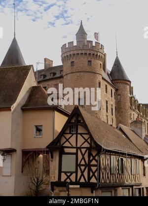 Vue sur le château de Lapalisse (France) avec des maisons typiques de la région en face. Région Auvergne-Rhône-Alpes. Banque D'Images