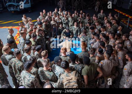 Les Marines des États-Unis avec le 1er bataillon, le 8e régiment de Marines, la 2e division de Marines et l'Infanteria de Marinas avec le groupe tactique Wolf participent aux combats terrestres pendant le FLOTEX-22 espagnol à bord du Juan Carlos I près de Rota, en Espagne, le 15 juin 2022. Cet exercice comprend des actions tactiques à terre, combinées à une formation et à une planification conjointes, visant à accroître l'interopérabilité bilatérale globale entre les Nations. 1/8, FLOTEX-22, formation conjointe, Rota espagne, Banque D'Images