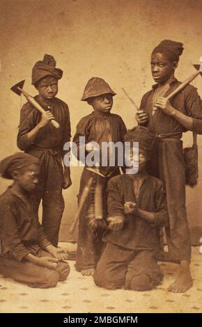 Studio portrait de jeunes cheminées, c1870. Banque D'Images