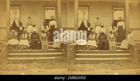 Groupe de personnes âgées sur le porche, (1868-1900?). Banque D'Images