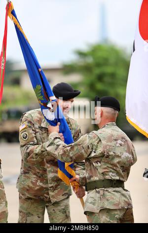 Aujourd'hui, le 2-2 Bataillon des hélicoptères d'assaut, 2nd Brigade de l'aviation de combat, a effectué un changement de commandement. Le lieutenant-colonel Scott Gale remet les couleurs du bataillon au sergent de commandement Rosendo Henriquez, le sergent-major de commandement du bataillon. Banque D'Images