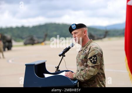 Aujourd'hui, le 2-2 Bataillon des hélicoptères d'assaut, 2nd Brigade de l'aviation de combat, a effectué un changement de commandement. Le colonel Aaron Martin fait une allocution d'ouverture à la cérémonie de passation de commandement et félicite le lieutenant colonel Bridget Dalziel pour son achèvement réussi de deux années de commandement. Banque D'Images