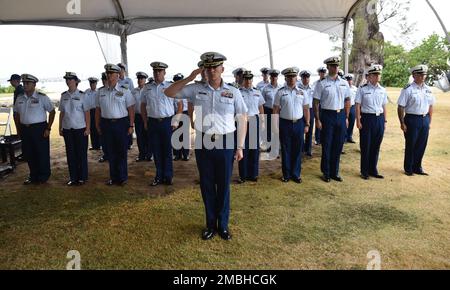 Formation du secteur de la Garde côtière à San Juan lors de la cérémonie de passation de commandement de l'unité à San Juan, Porto Rico, 16 juin 2022. Au cours de la cérémonie, le capitaine Jose E. Diaz a relevé le capitaine Gregory H. Magee comme commandant du secteur San Juan. Le capitaine Diaz sera responsable de la direction des forces de la Garde côtière à Porto Rico et aux États-Unis Îles Vierges et surveillance d'une zone de responsabilité de 1,3 millions de milles marins carrés dans les Caraïbes orientales. Garde côtière photo par Ricardo Castrodad Banque D'Images