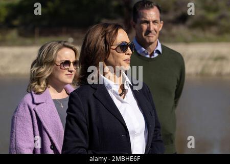 Los Angeles, États-Unis. 20th janvier 2023. Le vice-président Kamala Harris visite les terrains d'épandage de Tujunga. Les aires d'épandage rechargent LES eaux souterraines DU comté DE LA.1/20/2023 Sun Valley, CA, USA (photo de Ted Soqui/SIPA USA) crédit: Abaca Press/Alay Live News Banque D'Images