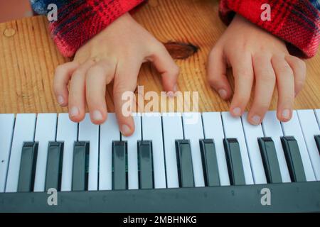 apprendre à jouer du piano à la maison dans un clavier jouet Banque D'Images