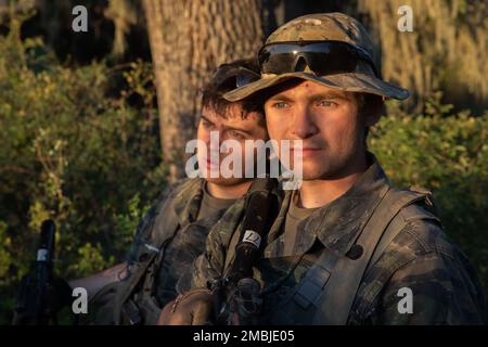 ÉTATS-UNIS Le PFC de l'armée Aven Sandoval et le SPC. Nichols Loureiro, scouts de cavalerie affectés au 1st Escadron, 14th Cavalry Regiment, basé à la base interarmées Lewis-McChord, Washington, effectuent une mission de reconnaissance 16 juin, à fort Hunter Liggett, Californie, pendant l'exercice d'entraînement de soutien au combat 91-22-01. Soldats de service actifs du 1-14. ORD Appuient l'exercice de la Réserve de l'Armée de terre en agissant comme des forces ennemies pour créer un scénario de guerre plus réaliste. Banque D'Images