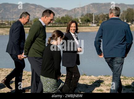 Sunland, Californie, États-Unis. 20th janvier 2023. Le vice-président KAMALA HARRIS lors d'une visite à pied du terrain d'épandage de Tujunga. Le terrain, qui fournit de l'eau au comté de Los Angeles, est actuellement en cours de modernisation pour améliorer sa capacité et son taux de percolation afin de l'aider à stocker l'eau de pluie. Les récents cours d'eau de pluie atmosphériques en Occident ont démontré qu'il faut faire plus pour capturer et stocker l'eau pendant les fluctuations de la sécheresse et des inondations provoquées par le changement climatique.(Credit image: © Brian Cahn/ZUMA Press Wire) USAGE ÉDITORIAL SEULEMENT! Non destiné À un usage commercial ! Banque D'Images