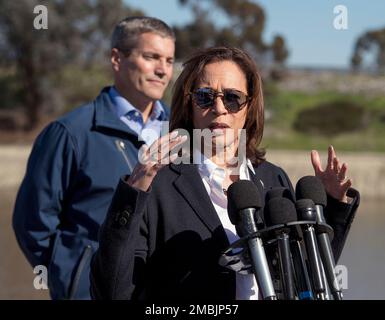 Sunland, Californie, États-Unis. 20th janvier 2023. Le vice-président KAMALA HARRIS parle avant une visite à pied du terrain d'épandage de Tujunga. Le terrain, qui fournit de l'eau au comté de Los Angeles, est actuellement en cours de modernisation pour améliorer sa capacité et son taux de percolation afin de l'aider à stocker l'eau de pluie. Les récents cours d'eau de pluie atmosphériques en Occident ont démontré qu'il faut faire plus pour capturer et stocker l'eau pendant les fluctuations de la sécheresse et des inondations provoquées par le changement climatique.(Credit image: © Brian Cahn/ZUMA Press Wire) USAGE ÉDITORIAL SEULEMENT! Non destiné À un usage commercial ! Banque D'Images