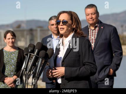 Sunland, Californie, États-Unis. 20th janvier 2023. Le vice-président KAMALA HARRIS parle avant une visite à pied du terrain d'épandage de Tujunga. Le terrain, qui fournit de l'eau au comté de Los Angeles, est actuellement en cours de modernisation pour améliorer sa capacité et son taux de percolation afin de l'aider à stocker l'eau de pluie. Les récents cours d'eau de pluie atmosphériques en Occident ont démontré qu'il faut faire plus pour capturer et stocker l'eau pendant les fluctuations de la sécheresse et des inondations provoquées par le changement climatique.(Credit image: © Brian Cahn/ZUMA Press Wire) USAGE ÉDITORIAL SEULEMENT! Non destiné À un usage commercial ! Banque D'Images