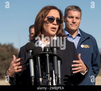 Sunland, Californie, États-Unis. 20th janvier 2023. Le vice-président KAMALA HARRIS parle avant une visite à pied du terrain d'épandage de Tujunga. Le terrain, qui fournit de l'eau au comté de Los Angeles, est actuellement en cours de modernisation pour améliorer sa capacité et son taux de percolation afin de l'aider à stocker l'eau de pluie. Les récents cours d'eau de pluie atmosphériques en Occident ont démontré qu'il faut faire plus pour capturer et stocker l'eau pendant les fluctuations de la sécheresse et des inondations provoquées par le changement climatique.(Credit image: © Brian Cahn/ZUMA Press Wire) USAGE ÉDITORIAL SEULEMENT! Non destiné À un usage commercial ! Banque D'Images