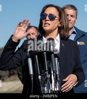 Sunland, Californie, États-Unis. 20th janvier 2023. Le vice-président KAMALA HARRIS parle avant une visite à pied du terrain d'épandage de Tujunga. Le terrain, qui fournit de l'eau au comté de Los Angeles, est actuellement en cours de modernisation pour améliorer sa capacité et son taux de percolation afin de l'aider à stocker l'eau de pluie. Les récents cours d'eau de pluie atmosphériques en Occident ont démontré qu'il faut faire plus pour capturer et stocker l'eau pendant les fluctuations de la sécheresse et des inondations provoquées par le changement climatique.(Credit image: © Brian Cahn/ZUMA Press Wire) USAGE ÉDITORIAL SEULEMENT! Non destiné À un usage commercial ! Banque D'Images